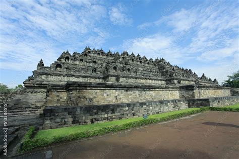 The Sailendra Dynasty's Construction of Borobudur Temple: A Monumental Expression of Buddhist Beliefs and Royal Power in 8th Century Java